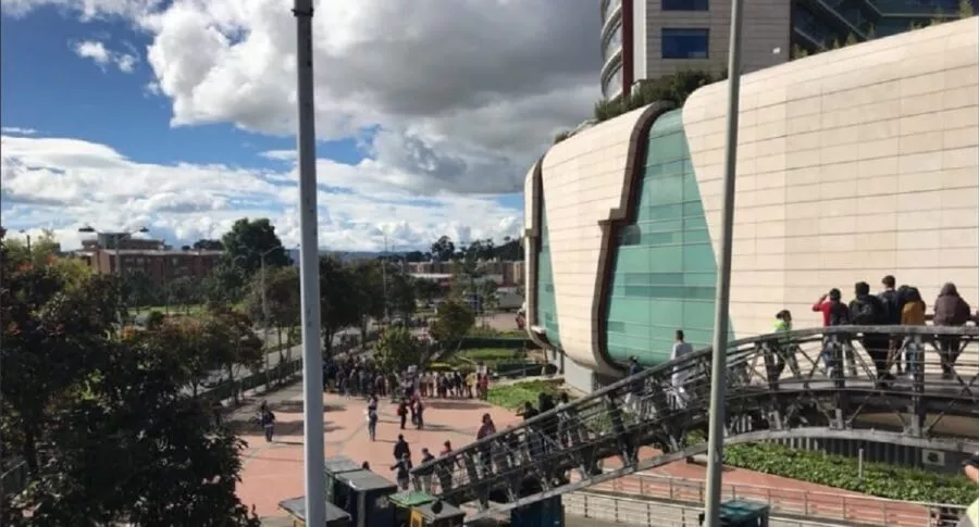 Mataron a una mujer frente al centro comercial Titán Plaza de Bogotá