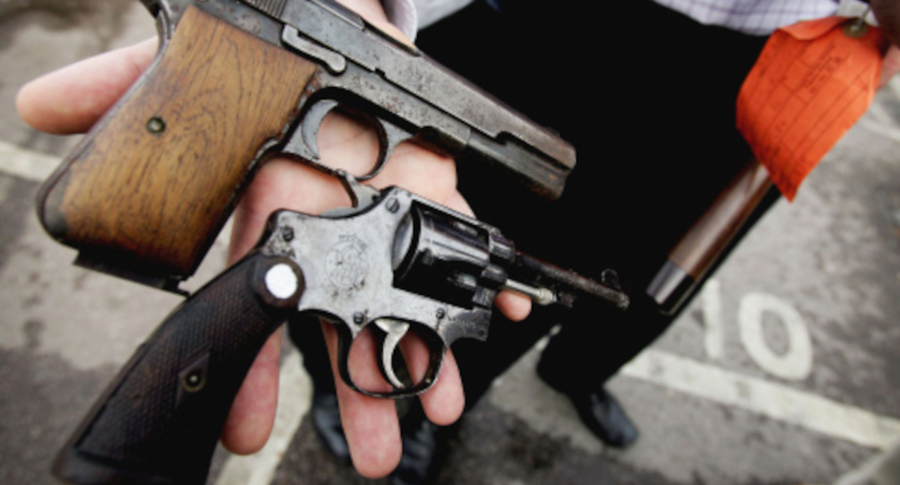 De la prohibición del porte de las armas de fuego, al uso de las armas  traumáticas en Colombia