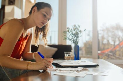 Mujer ahorró el 90 % de su salario durante 9 años y ahora tiene 2 apartamentos propios