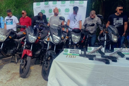 Foto de la incautación del robo de Medellín, en nota de que prueban que chalecos antibalas son de una entidad bogotana.
