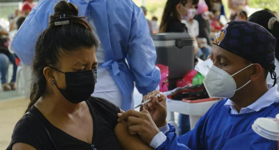 Foto en vacuna de COVID-19 en Colombia, en nota de coronavirus en Colombia: nuevos casos y muertes 7 noviembre 2021; noticias hoy.
