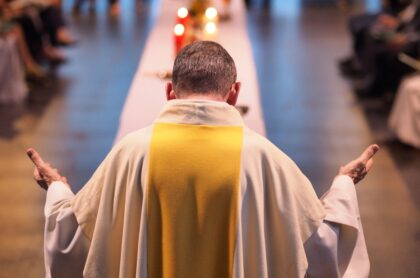 La decisión se dio luego de revisar un informe que reveló que al menos 216.000 personas fueron abusadas por sacerdotes desde 1950.