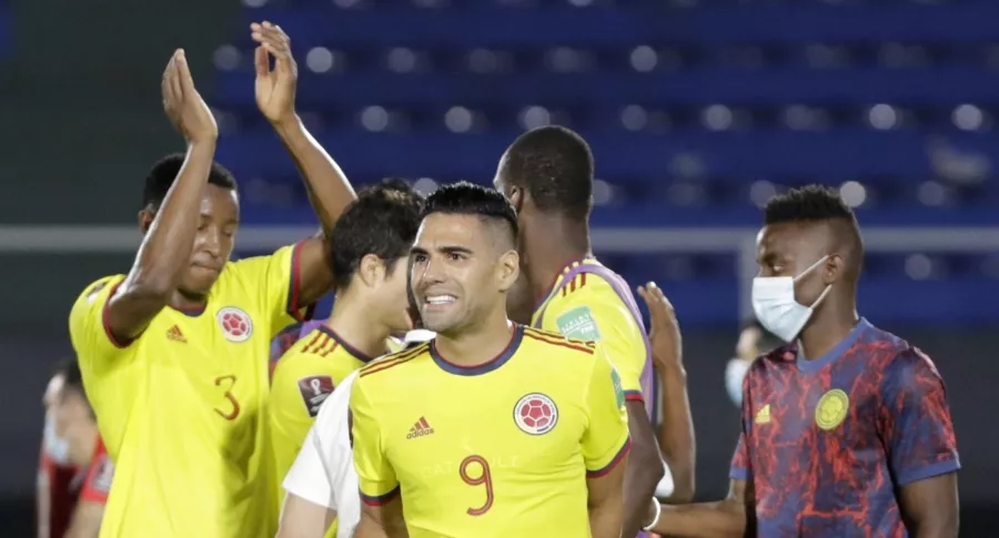 ASUNCION, PARAGUAY - SEPTEMBER 05: Radamel Falcao of Colombia reacts fans after a match between Paraguay and Colombia as part of South American Qualifiers for Qatar 2022 at Estadio Defensores del Chaco on September 05, 2021 in Asuncion, Paraguay. (Photo by Christian Alvarenga/Getty Images)
