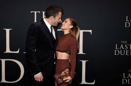 Foto de beso apasionado entre Jennifer López y Ben Affleck en aeropuerto