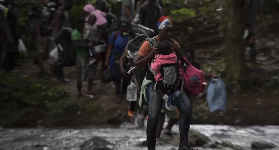 Migrantes haitianos cruzan de Colombia  Panamá por la selva del Darién