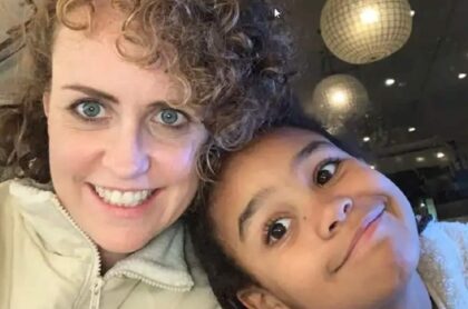 Imagen de la mujer afectada en Estados Unidos, una aerolínea la acusa de trata por ir con su hija