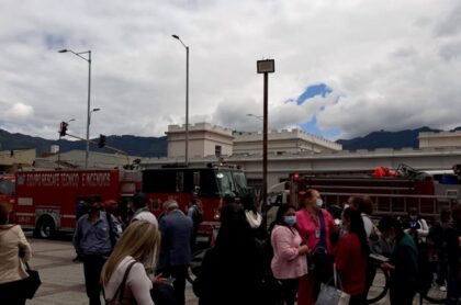 Edificio de Secretaría de Salud se incendia Bogotá; bomberos controlan