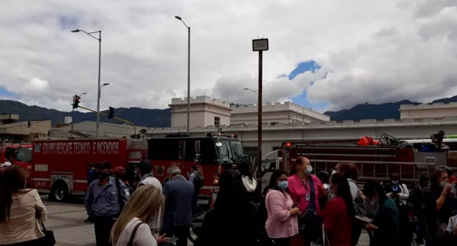 Edificio de Secretaría de Salud se incendia Bogotá; bomberos controlan