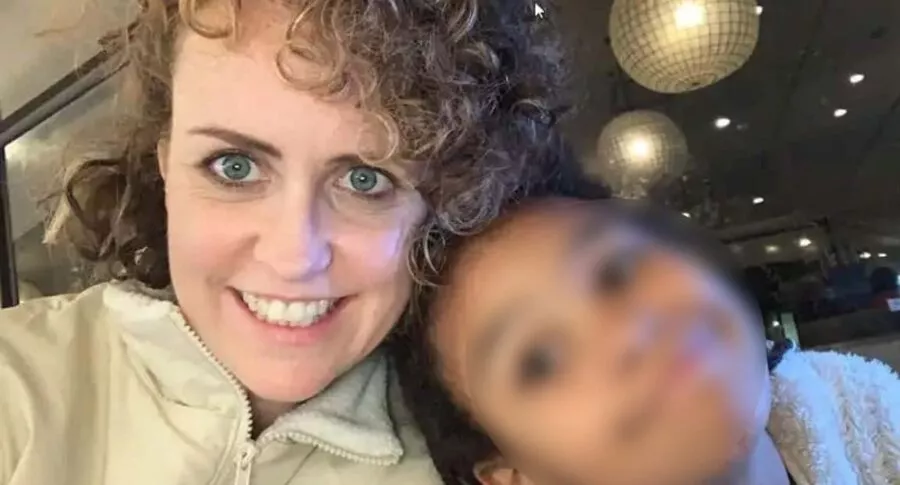 Imagen de la mujer afectada en Estados Unidos, una aerolínea la acusó de trata de persona por ir con su hija