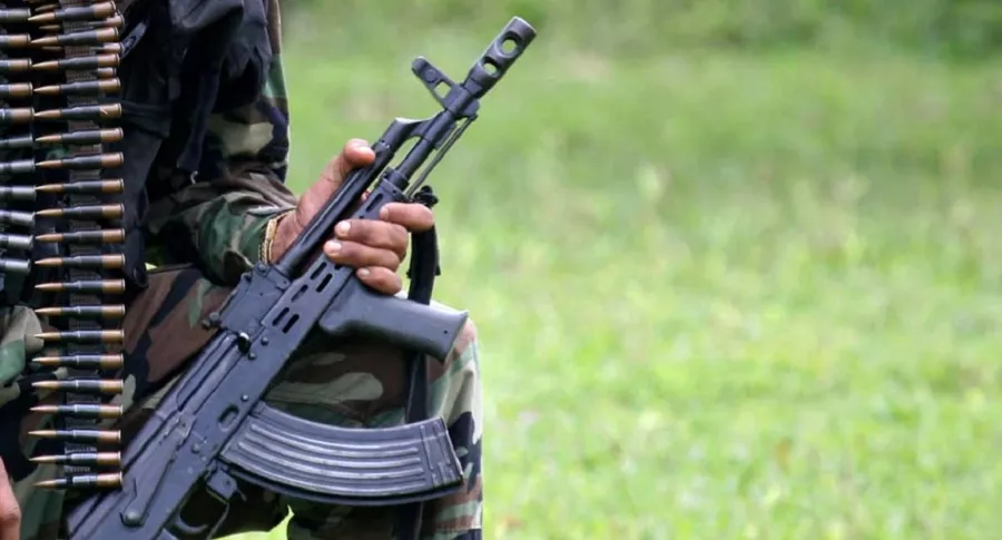 Imagen de hombre armado ilustra artículo Reportan la masacre número 86 en Colombia en 2021, esta vez en el Guaviare