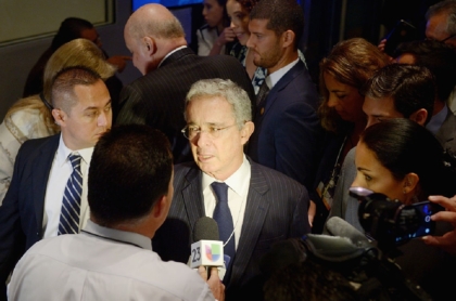 Álvaro Uribe Vélez, imputado por presunta manipulación de testigos y fraude procesal.