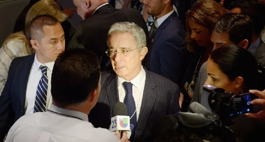 Álvaro Uribe Vélez, imputado por presunta manipulación de testigos y fraude procesal.