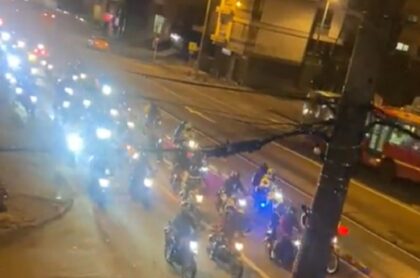 Caravanas de moteros se tomaron Bogotá la noche de este miércoles.