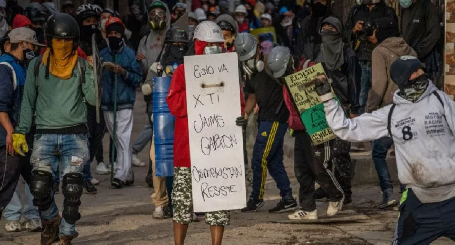 Manifestantes y vándalos durante el paro nacional en Colombia.