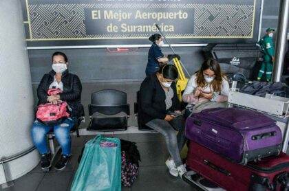 Foto de viajeros en Aeropuerto El Dorado, en nota de demoras en esa terminal aérea el 11 de noviembre de 2021.
