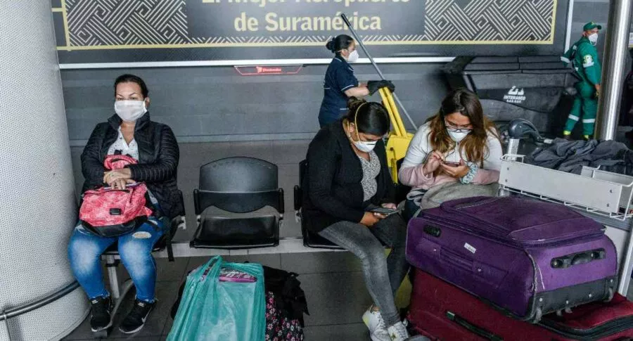 Foto de viajeros en Aeropuerto El Dorado, en nota de demoras en esa terminal aérea el 11 de noviembre de 2021.