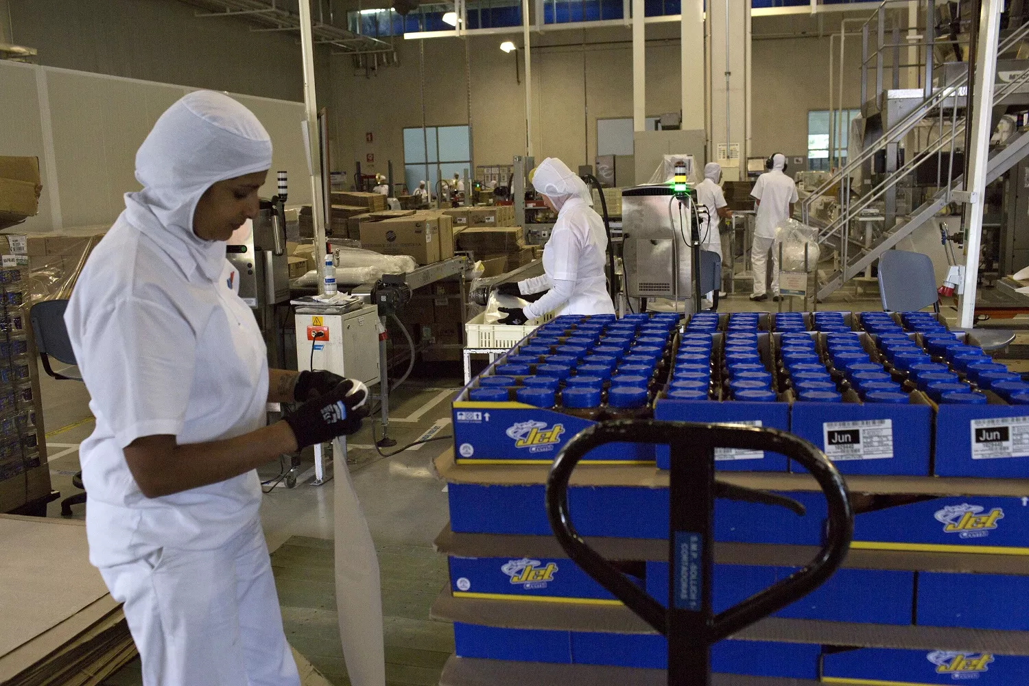 Fábrica de chocolatinas Jet, del grupo Nutresa ilustra nota sobre quiénes son los dueños de esa empresa