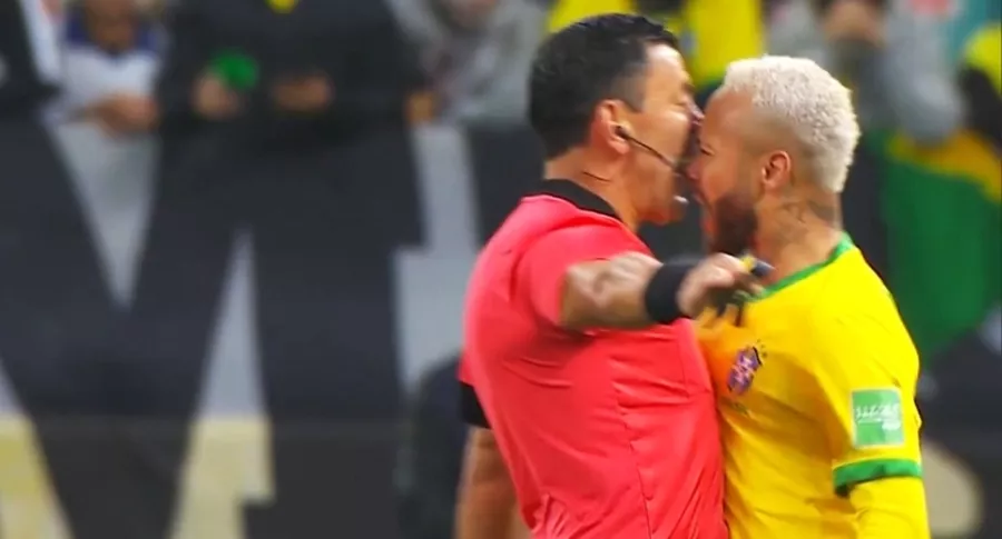 Neymar, que agrede al árbitro en partido Brasil vs. Colombia por Eliminatorias