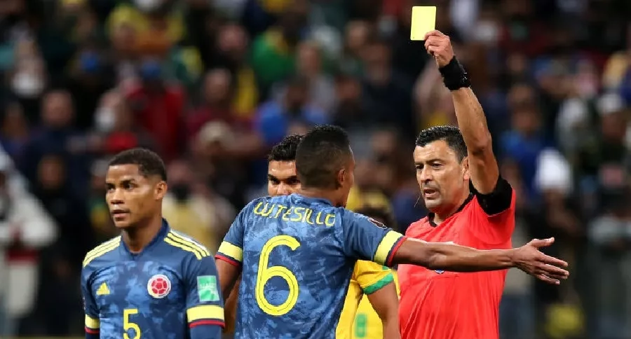 Roberto Tobar amonesta a Wilmar Barrios en el partido Brasil vs. Colombia.