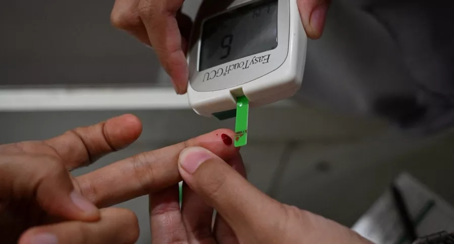 Imagen de toma de muestra de sangre ilustra artículo 420 millones de personas tienen diabetes y 30 millones no acceden a insulina