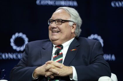 Howard Buffet, millonario que recibió la nacionalidad colombiana y está regalando dinero a los más necesitados del país.