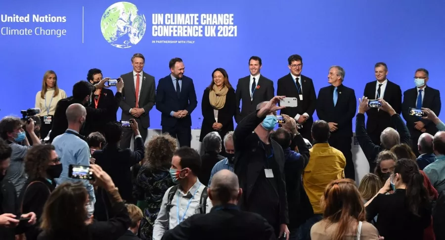 Ministros y representantes de la "Beyond Oil and Gas Alliance" (BOGA) posan en el escenario de la Conferencia sobre Cambio Climático COP26 en Glasgow el 11 de noviembre de 2021. 