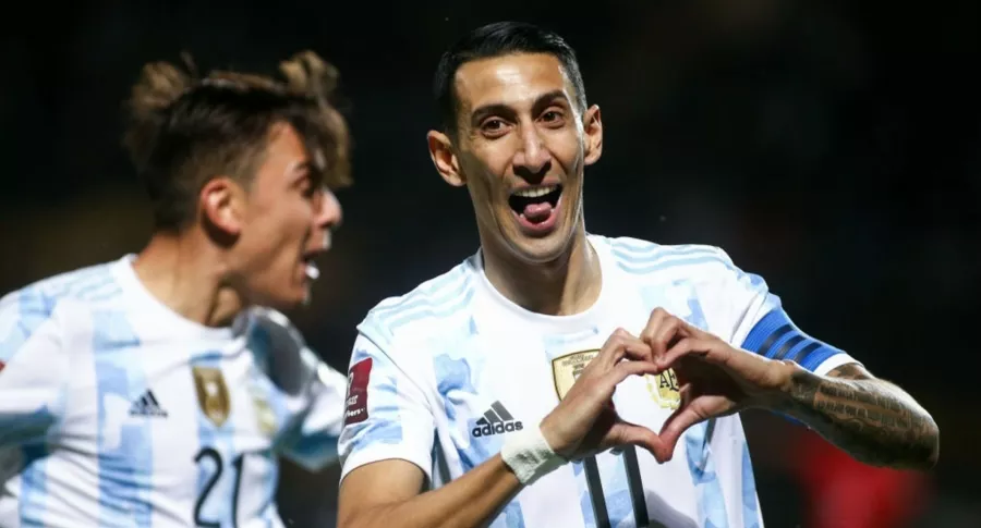 Relator uruguayo llamó pechofríos a Dybala y Di María antes de gol de Argentina