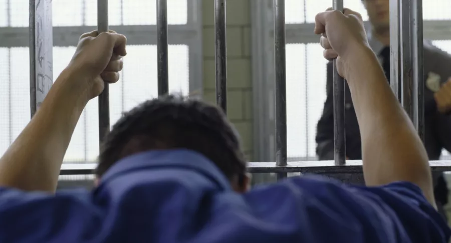 Hombre en la cárcel ilustra nota sobre que le dieron prisión a un hombre que habría matado a su amigo por dañarle el celular