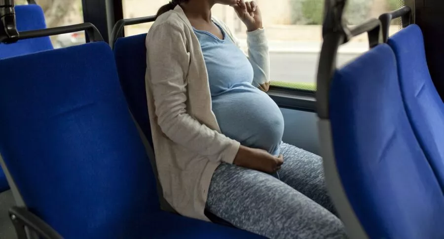 Mujer embarazada en un bus ilustra nota sobre mamá que dio a luz en una buseta de Santa Marta