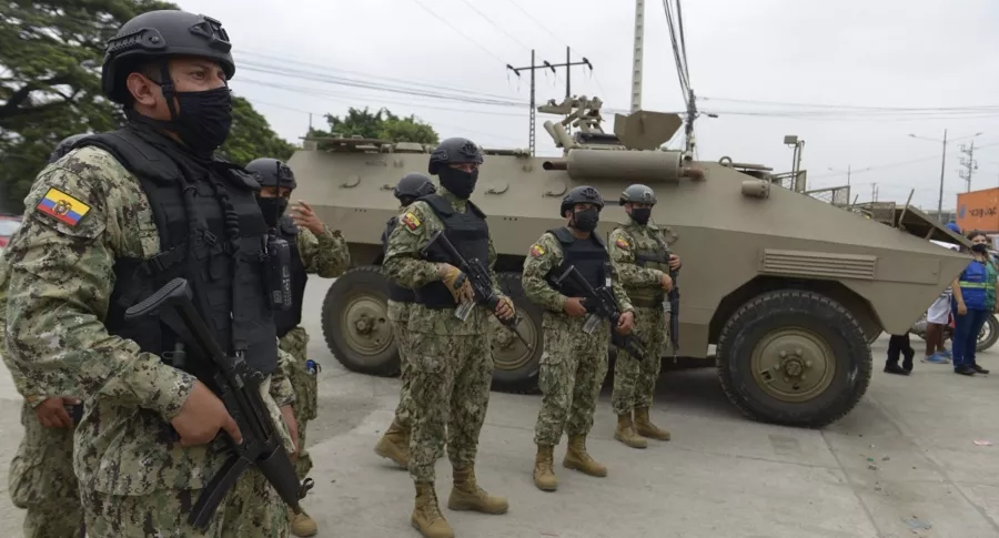Soldados a las afueras de la penitenciaría de Guayaquil.