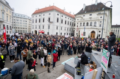 Manifestantes contra la vacunación protestan en la Ballhausplatz en Viena, Austria, el 14 de noviembre de 2021, después de la cumbre de la crisis de Corona del gobierno austriaco.