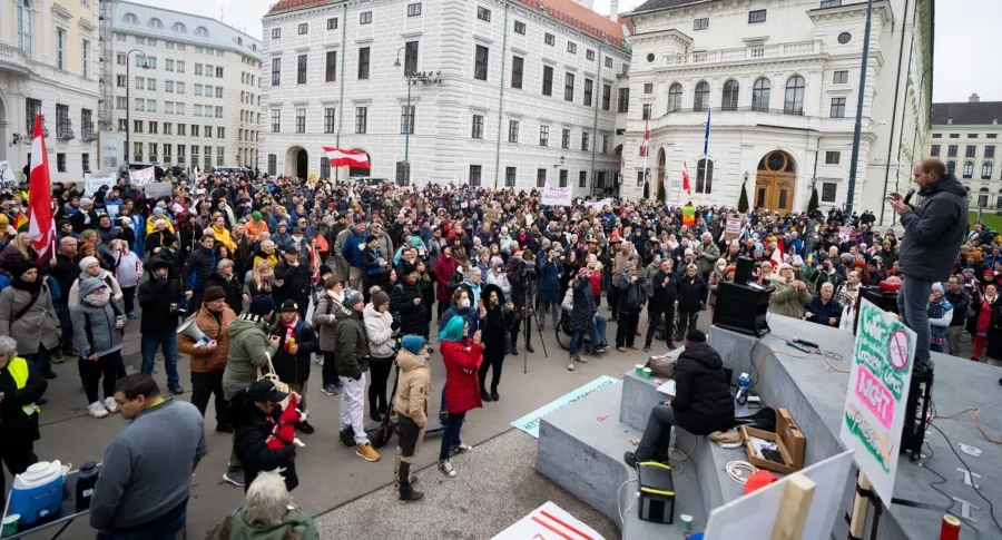 Manifestantes contra la vacunación protestan en la Ballhausplatz en Viena, Austria, el 14 de noviembre de 2021, después de la cumbre de la crisis de Corona del gobierno austriaco.