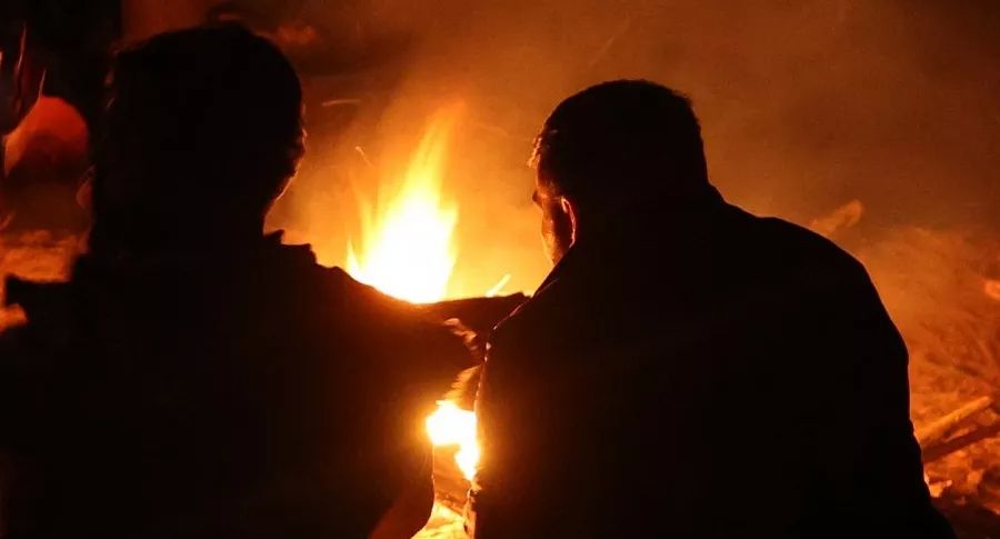 Imagen de personas en torno a una fogata ilustra artículo Dos turistas bogotanos quemados con gasolina cuando intentaban hacer una fogata