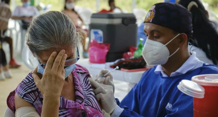 Foto de vacuna contra COVID-19 de persona en Colombia, en nota de Coronavirus en Colombia: nuevos casos y muertes 14 noviembre 2021.
