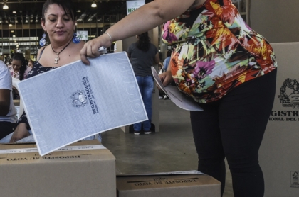 Imagen de persona en puesto de votación ilustra artículo Elecciones de 2022: Colombia abre 13 nuevos puestos de votación en el exterior