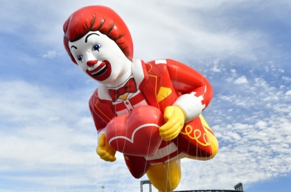 Imagen de globo de Ronald McDonald ilustra artículo McDonald's puso baños unisex en local de Brasil y armo debate
