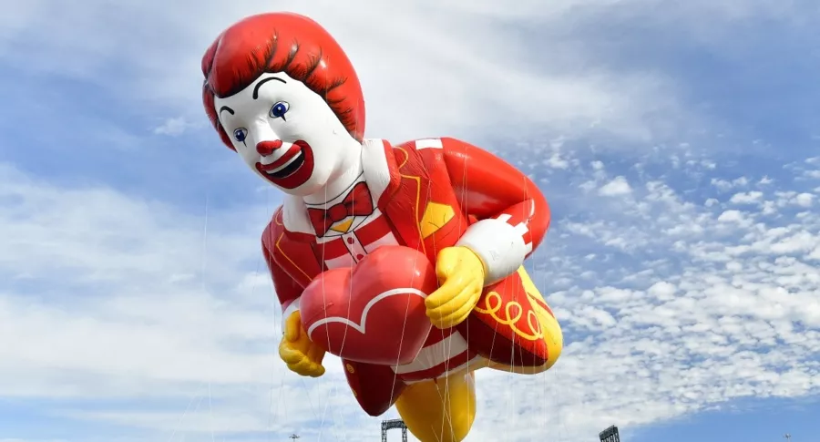 Imagen de globo de Ronald McDonald ilustra artículo McDonald's puso baños unisex en local de Brasil y armo debate