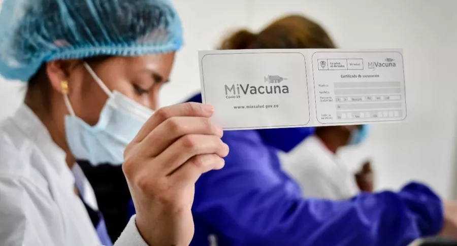 Foto de carnet de vacunación contra COVID-19 en Colombia, en nota de sitios donde lo pedirán y más.