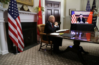 Biden se reúne en videoconferencia con el presidente chino Xi Jinping.