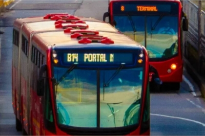 Buses de Transmilenio en la troncal exclusiva.