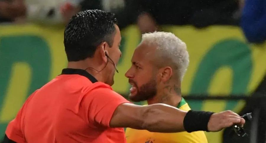 Árbitro Roberto Tobar, castigado por no expulsar a Neymar contra Colombia