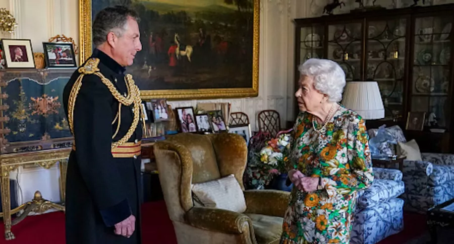 Reina Isabel II con el mayor Nick Carter, este miércoles 17 de noviembre.