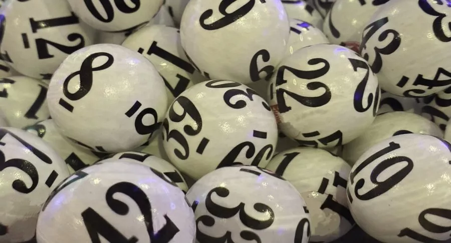 Bolas con números ilustran nota sobre resultados de las loterías que jugaron este 17 de noviembre