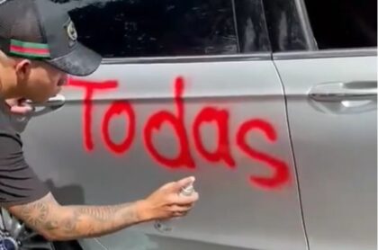 Un hombre supuestamente engañado por su pareja pintó un carro con un mensaje de protesta.