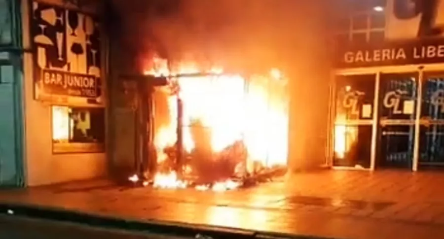 Incendio en la sede de Rosario Central de Argentina; en video  quedó el momento del ataque.
