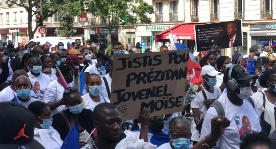 Manifestantes piden justicia por asesinato del presidente Jovenel Moise.