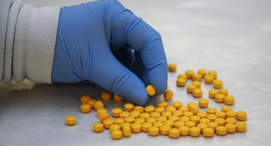 Imagen de pastillas ilustra artículo Récord de 100.000 muertes por sobredosis con drogas sintéticas alarma a EE.UU.