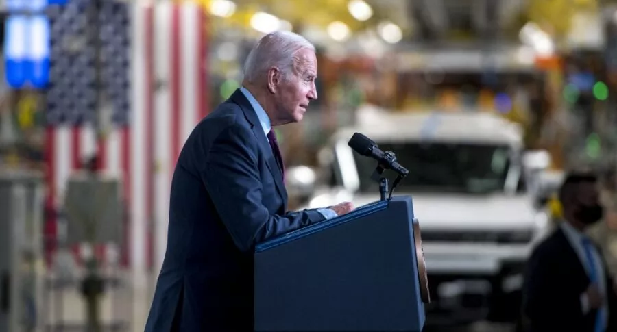 El presidente Joe Biden habla durante la inauguración de la planta donde se fabrican camionetas eléctricas en EE. UU.