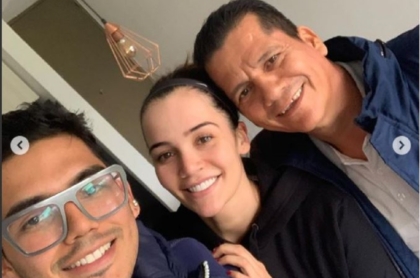 Lina Tejeiro, junto a su papá Manue Eduardo González y su hermano.