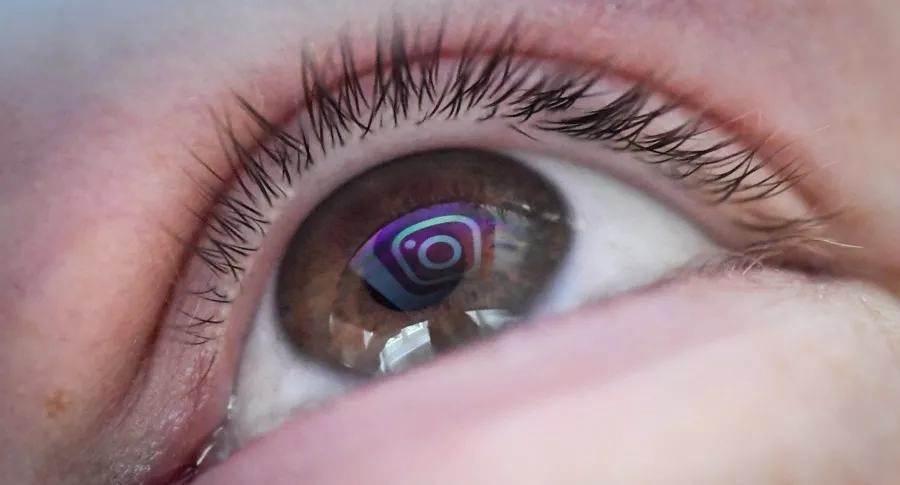 Imagen de ojo con logo de Instagram ilustra artículo Fiscales de 10 estados de EE.UU. investigan el impacto de Instagram en los niños